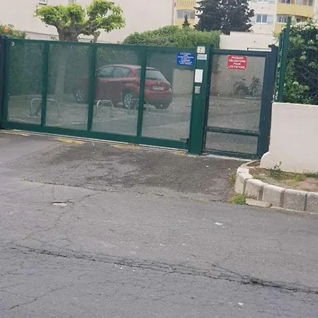 Le Mole A Deux Pas De La